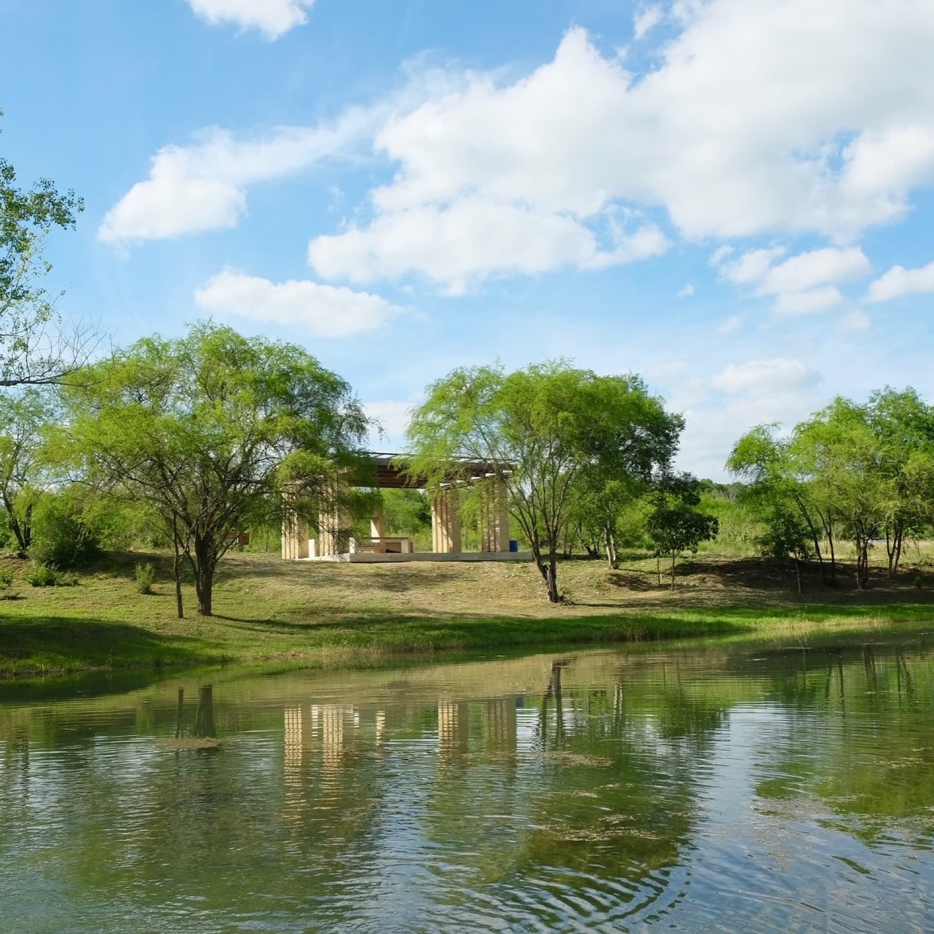 Palapa en la zona del lago